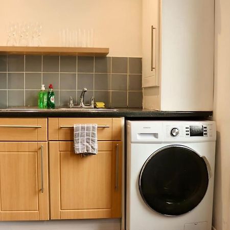 לידס Charming 3 Bedroom Property Free Wifi & Parking מראה חיצוני תמונה