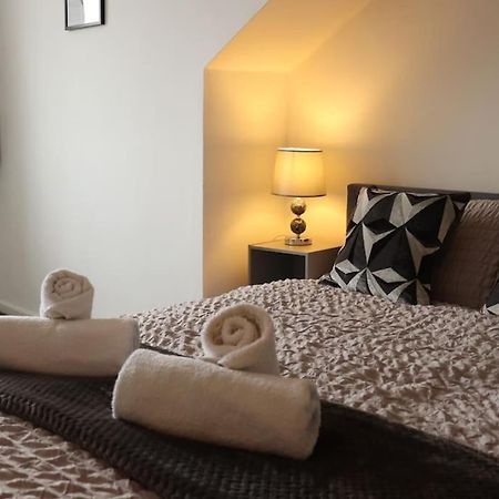 לידס Charming 3 Bedroom Property Free Wifi & Parking מראה חיצוני תמונה