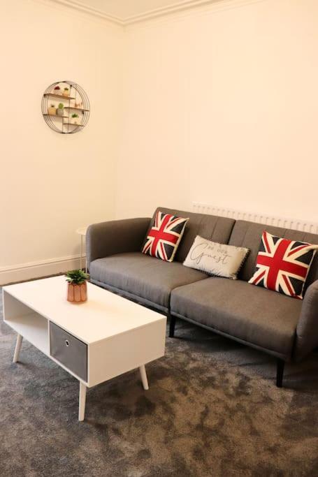 לידס Charming 3 Bedroom Property Free Wifi & Parking מראה חיצוני תמונה