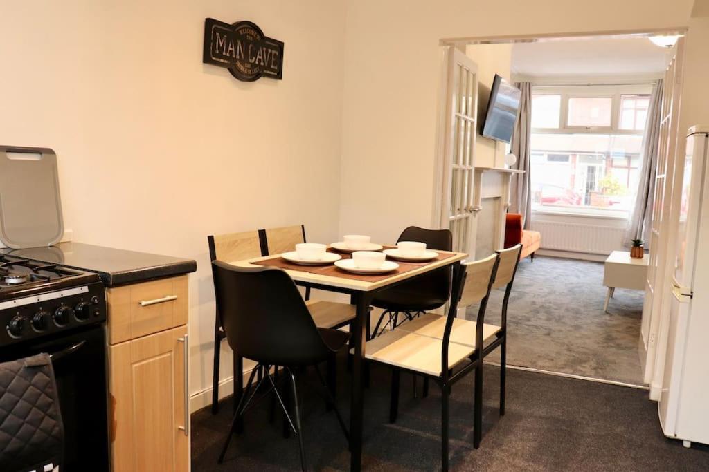 לידס Charming 3 Bedroom Property Free Wifi & Parking מראה חיצוני תמונה