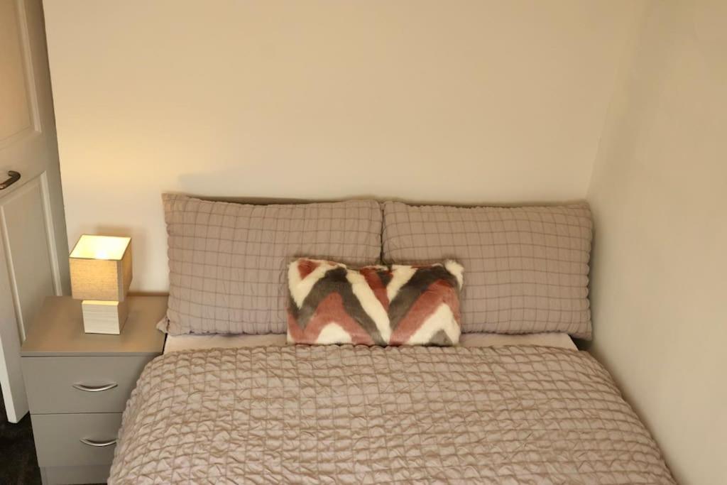 לידס Charming 3 Bedroom Property Free Wifi & Parking מראה חיצוני תמונה