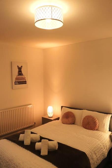 לידס Charming 3 Bedroom Property Free Wifi & Parking מראה חיצוני תמונה