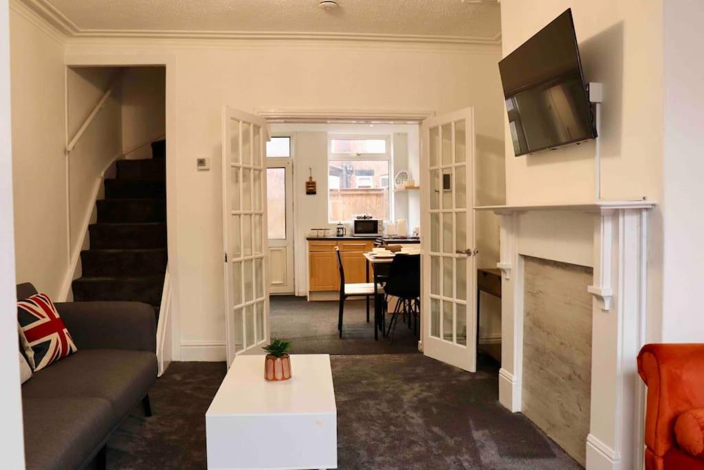 לידס Charming 3 Bedroom Property Free Wifi & Parking מראה חיצוני תמונה
