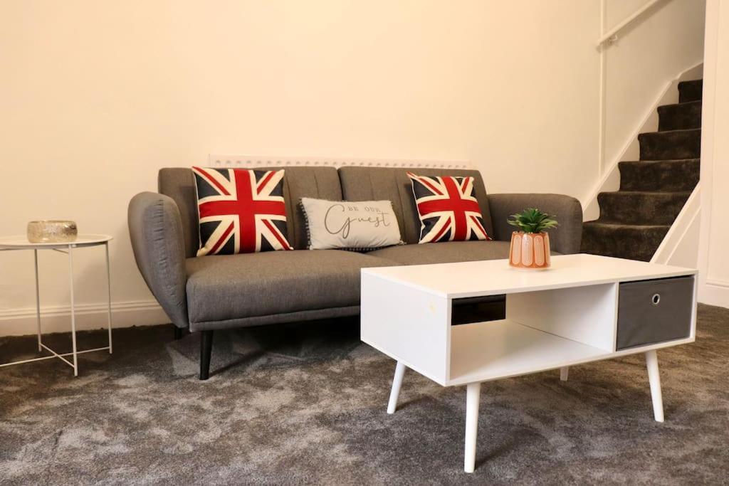לידס Charming 3 Bedroom Property Free Wifi & Parking מראה חיצוני תמונה