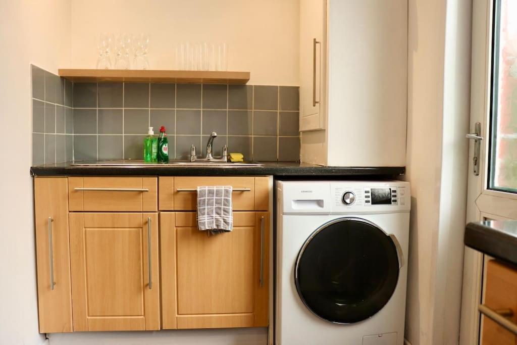 לידס Charming 3 Bedroom Property Free Wifi & Parking מראה חיצוני תמונה
