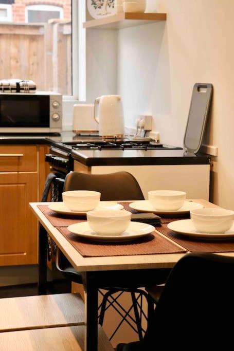 לידס Charming 3 Bedroom Property Free Wifi & Parking מראה חיצוני תמונה