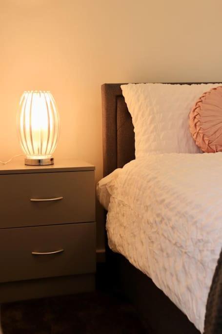 לידס Charming 3 Bedroom Property Free Wifi & Parking מראה חיצוני תמונה