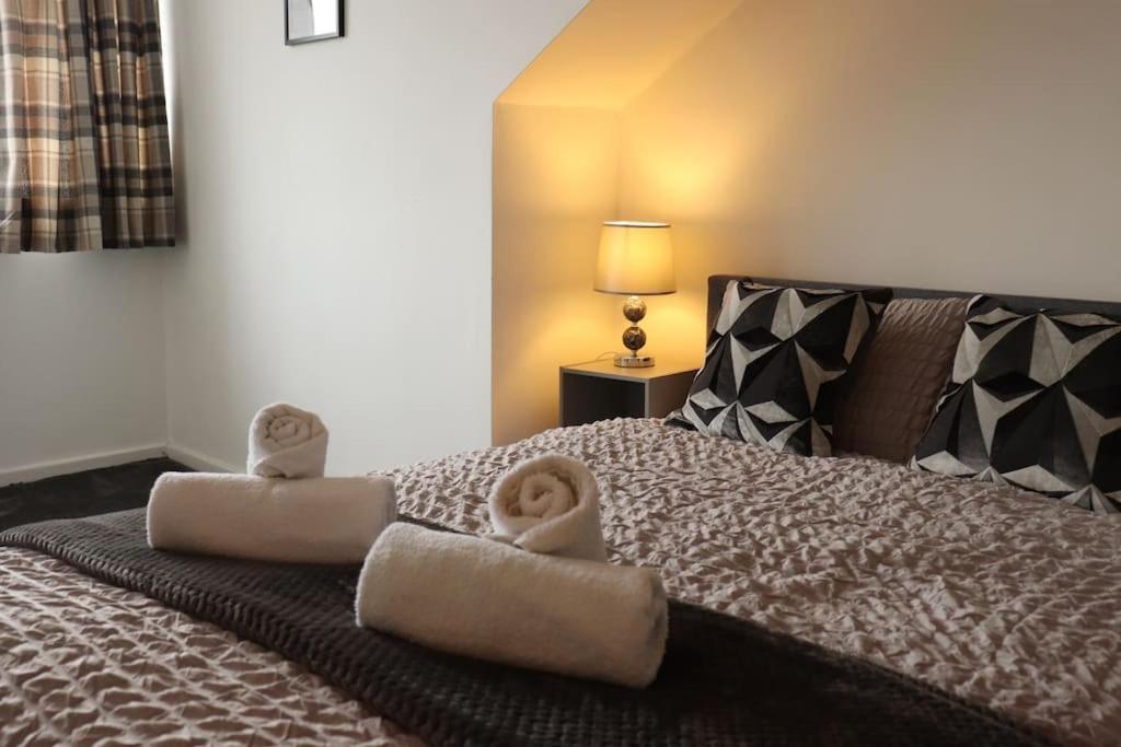 לידס Charming 3 Bedroom Property Free Wifi & Parking מראה חיצוני תמונה