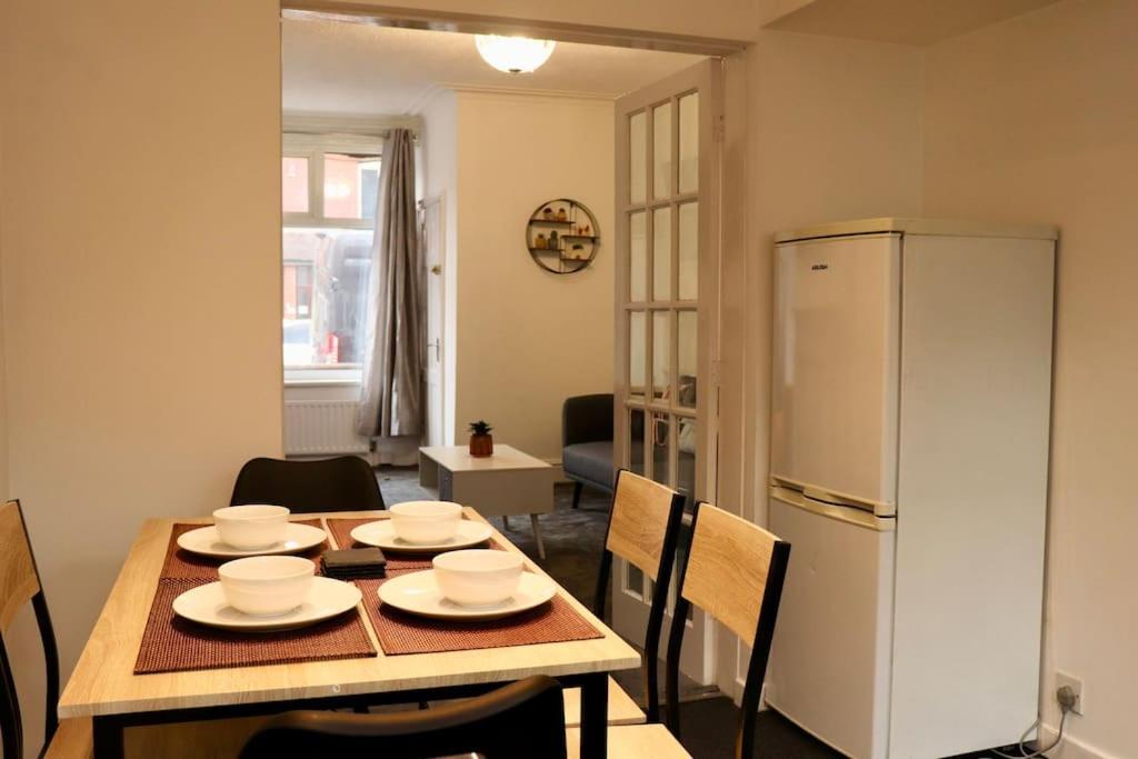 לידס Charming 3 Bedroom Property Free Wifi & Parking מראה חיצוני תמונה