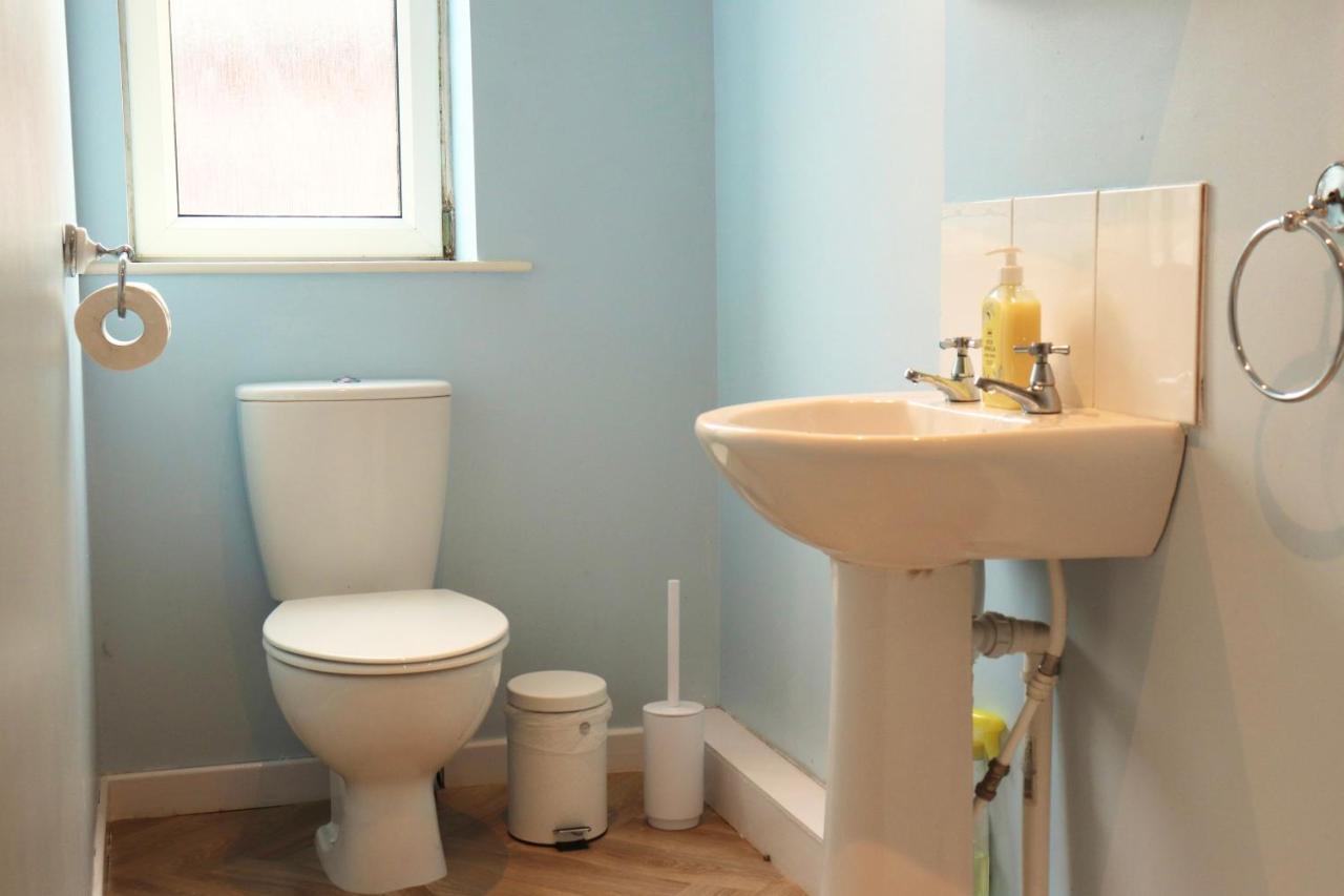 לידס Charming 3 Bedroom Property Free Wifi & Parking מראה חיצוני תמונה